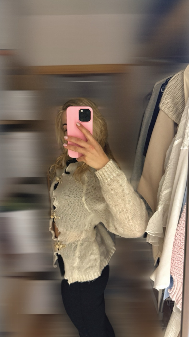 Cream knit with ribbon detail at the front